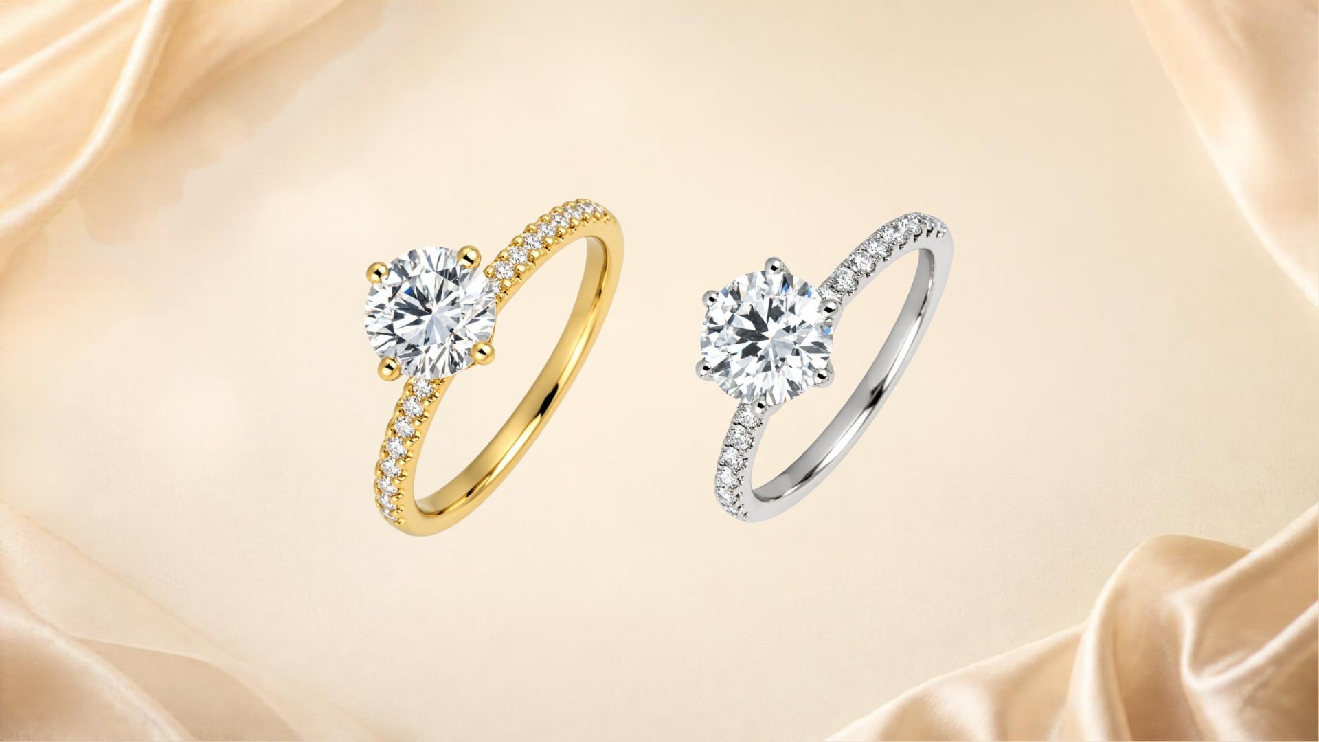 Zwei Verlobungsringe aus unserem Sortiment – Gelbgold und Platin mit Brillant-Solitär – auf Champagner-Seide